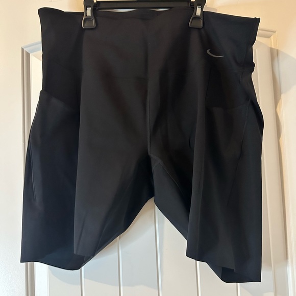 NWT! NIKE UNIVERSA BIKE SHORTS - Picture 3 of 3